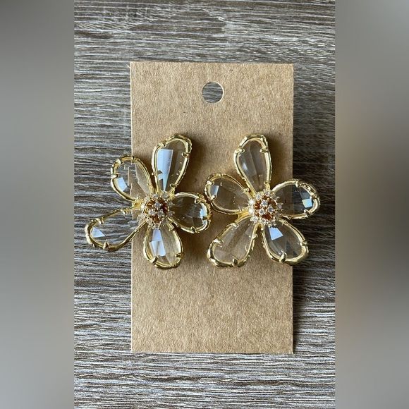 Clear flower stud earringsāA182 - Picture 3 of 5